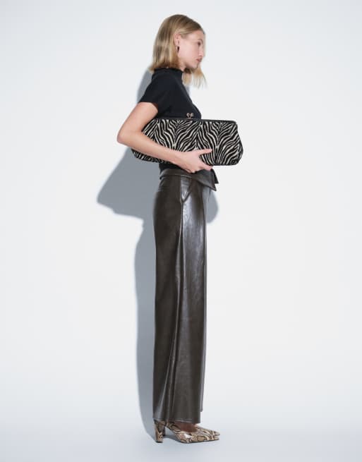 ASOS DESIGN - Pantalones de pernera ancha de efecto cuero con cintura doblada en caqui, 2 de 5