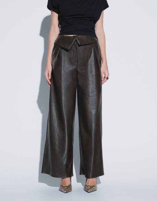 ASOS DESIGN - Pantalones de pernera ancha de efecto cuero con cintura doblada en caqui, 3 de 5