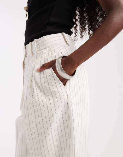 ASOS DESIGN - Pantalones de pernera ancha de efecto lino con detalle de pinzas y raya cruda, 4 de 5