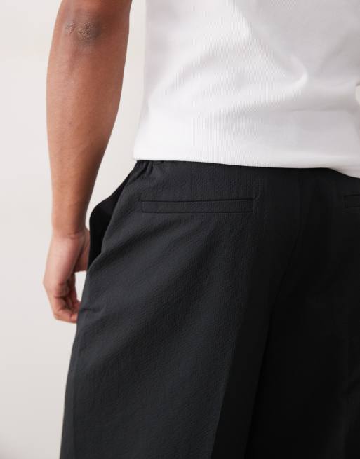 ASOS DESIGN pantalones de pernera ancha de sastre en negro seersucker con cintura elástica, 4 de 5