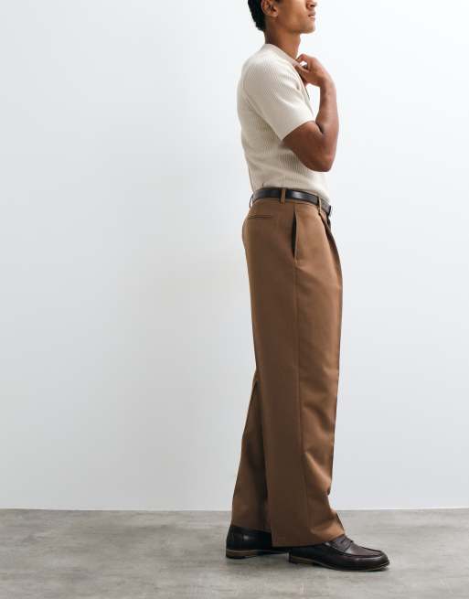 ASOS DESIGN pantalones de pernera ancha de sastre plisados en marrón cálido, 2 de 5