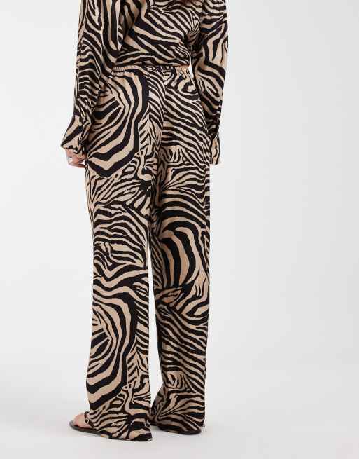 ASOS DESIGN - Pantalones de pernera ancha sin cierres con estampado de cebra de satén, 3 de 5