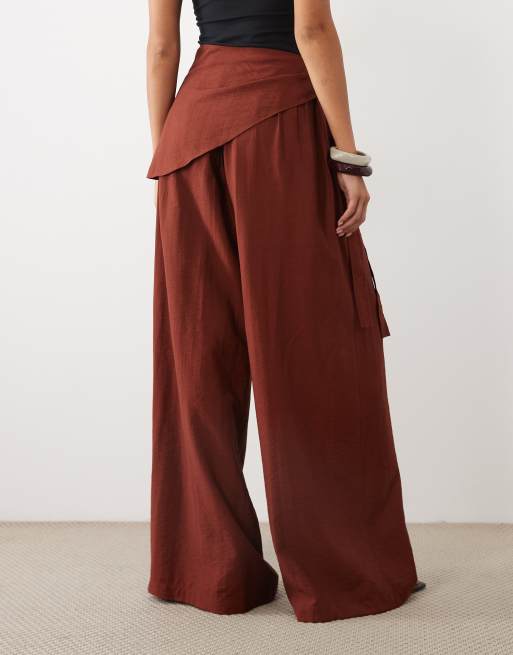 ASOS DESIGN pantalones de pernera recta con detalle de falda cruzada en marrón, 5 de 5