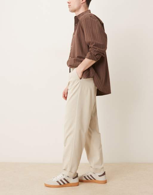 ASOS DESIGN - Pantalones de sastre beis de corte carrot con bajos vueltos de sarga, 3 de 5