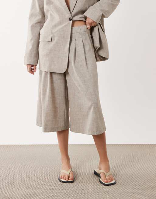 ASOS DESIGN - Pantalones de sastre beis grisáceo estilo bermudas de corte culotte, 3 de 5