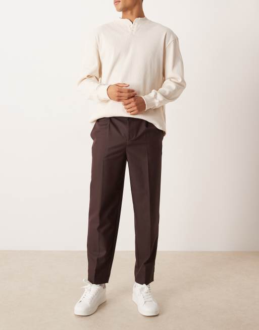 ASOS DESIGN - Pantalones de sastre burdeos oscuro de corte tapered de tejido microtexturizado, 2 de 5