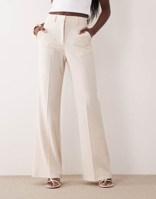 ASOS DESIGN - Pantalones de sastre color crema de corte acampanado ajustado