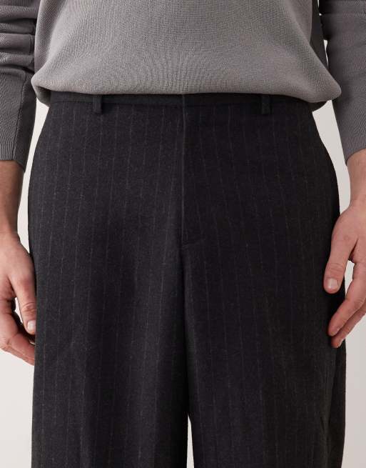 ASOS DESIGN - Pantalones de sastre gris carbón estilo bermudas extragrandes con raya diplomática de lana, 4 de 5