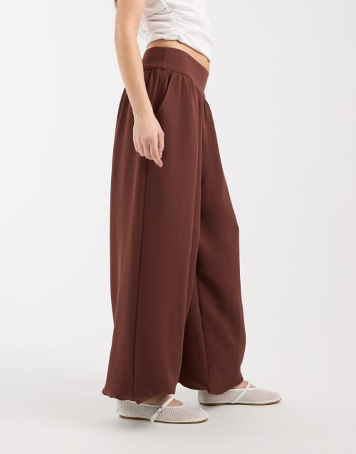 ASOS DESIGN - Pantalones de sastre marrones de corte globo con bajos ajustados (parte de un conjunto), 2 de 5
