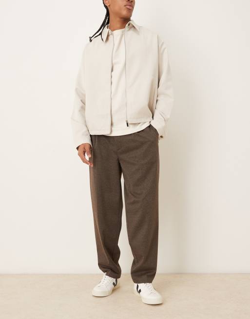 ASOS DESIGN - Pantalones de sastre marrones de corte tapered extragrande con pinzas y estampado de pata de gallo, 2 de 5