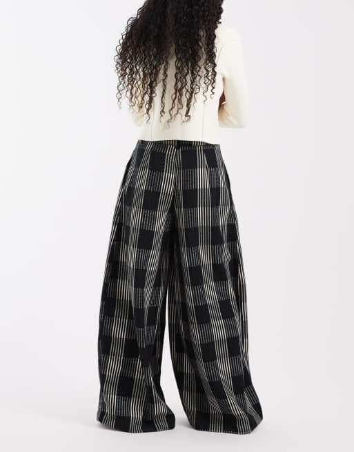 ASOS DESIGN pantalones de sastre muy anchos de tejido bouclé a cuadros monocromos, 3 de 5