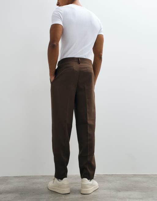 ASOS DESIGN - pantalones de sastre plisados de corte relajado y pernera tapered en marrón con microtextura, 2 de 5