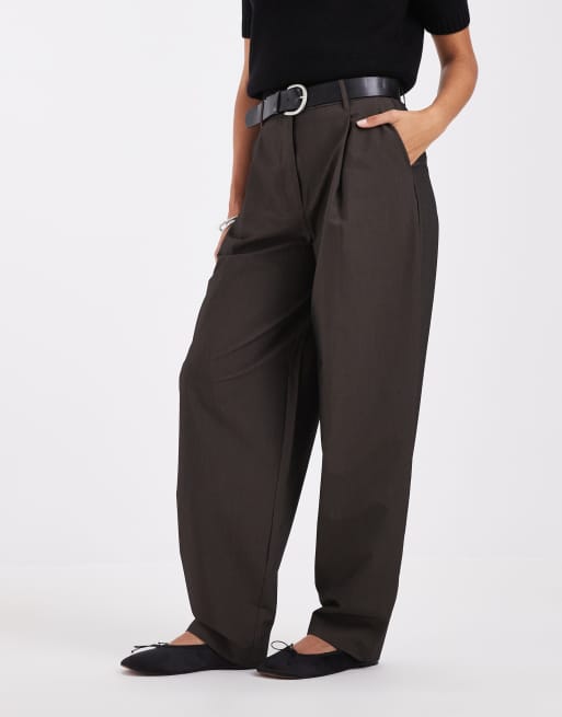 ASOS DESIGN pantalones de sastre tipo barrel con cinturón y brillo marrón, 2 de 5