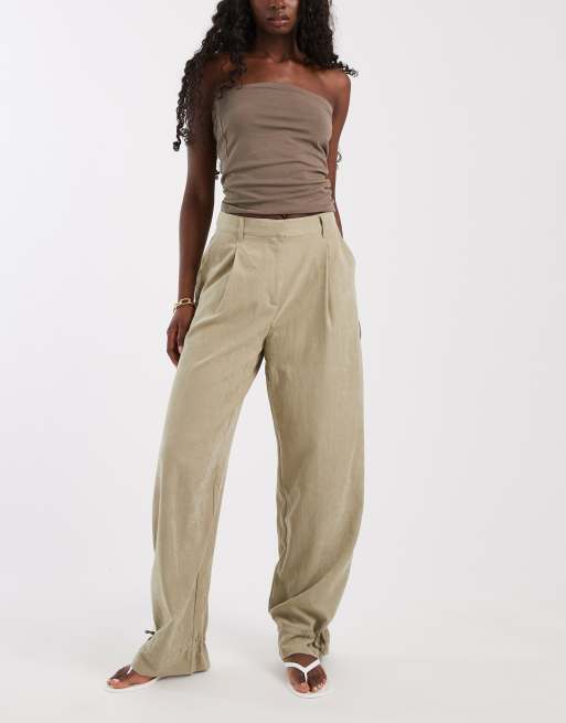 ASOS DESIGN - Pantalones de sastre verde oliva de corte globo con volante en el bajo, 2 de 5