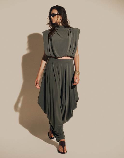 ASOS DESIGN - Conjunto caqui de top voluminoso drapeado con hombreras, 2 de 3