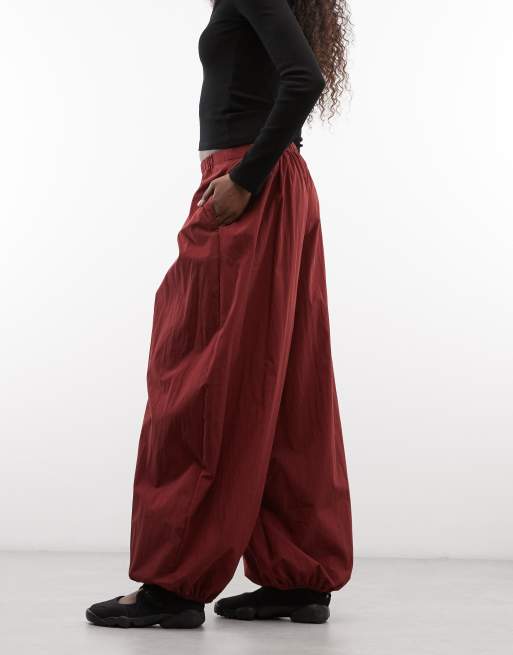 ASOS DESIGN pantalones globo de mezcla de algodón y nailon con cintura elástica en burdeos, 2 de 5