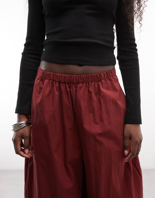 ASOS DESIGN pantalones globo de mezcla de algodón y nailon con cintura elástica en burdeos, 3 de 5