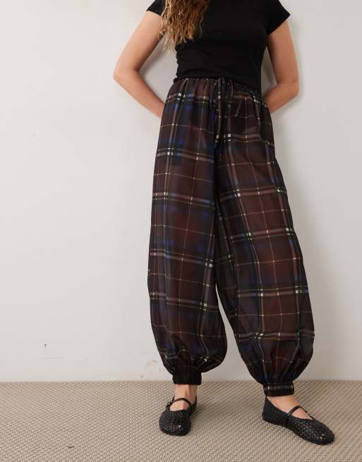 ASOS DESIGN pantalones globo transparentes con estampado a cuadros, 2 de 5