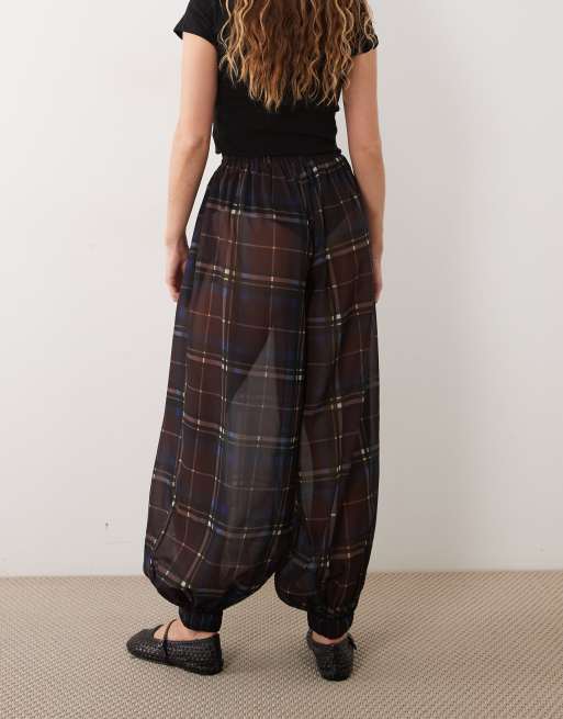 ASOS DESIGN pantalones globo transparentes con estampado a cuadros, 4 de 5