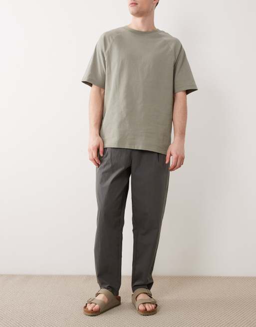 ASOS DESIGN - Pantalones grises de corte tapered extragrande con pinzas de tejido técnico, 2 de 5