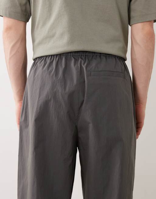 ASOS DESIGN - Pantalones grises de corte tapered extragrande con pinzas de tejido técnico, 4 de 5