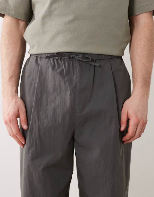 ASOS DESIGN - Pantalones grises de corte tapered extragrande con pinzas de tejido técnico, 5 de 5