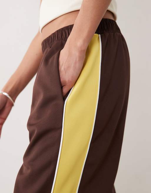ASOS DESIGN - Pantalones marrón chocolate de pernera ancha con detalle de ribetes de tricot, 3 de 5