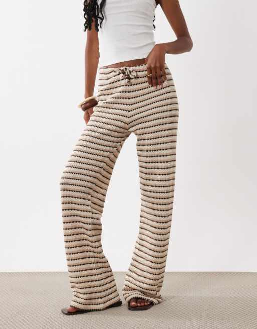 ASOS DESIGN - Pantalones marrones a rayas de pernera ancha con cinturilla fina de punto de croché (parte de un conjunto), 2 de 5