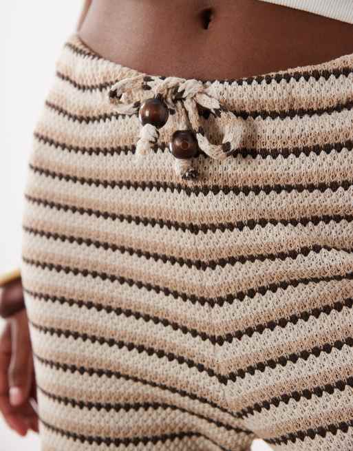 ASOS DESIGN - Pantalones marrones a rayas de pernera ancha con cinturilla fina de punto de croché (parte de un conjunto), 3 de 5