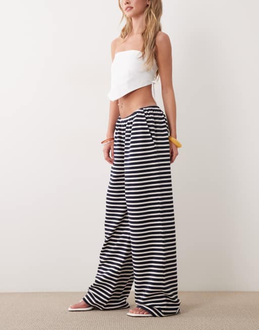 ASOS DESIGN - Pantalones monocromáticos a rayas de pernera ancha de punto liso (parte de un conjunto), 2 de 5