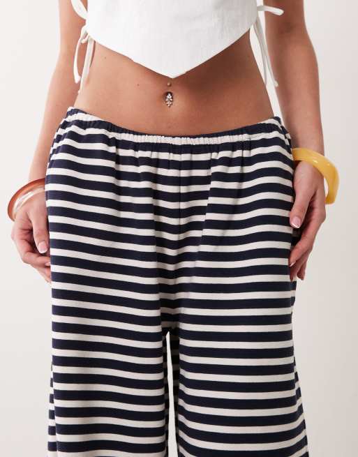 ASOS DESIGN - Pantalones monocromáticos a rayas de pernera ancha de punto liso (parte de un conjunto), 5 de 5