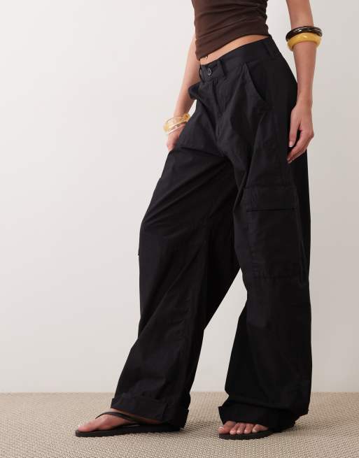 ASOS DESIGN - Pantalones negros cargo de estilo casual con bajos vueltos, 2 de 5