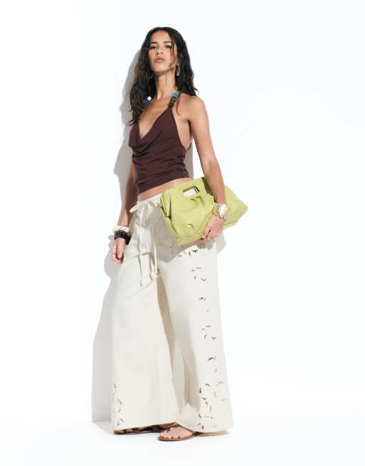 ASOS DESIGN - Pantalones vaqueros color crudo con bordados (parte de un conjunto)