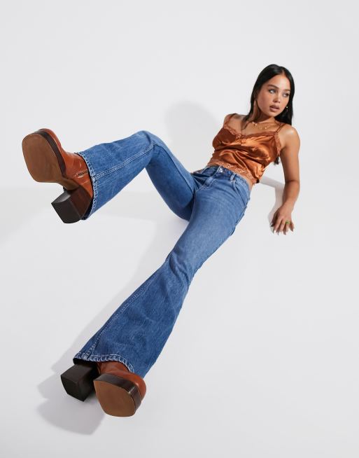 ASOS DESIGN - Pantaloni a fondo ampio a vita bassa comodi elasticizzati lavaggio medio