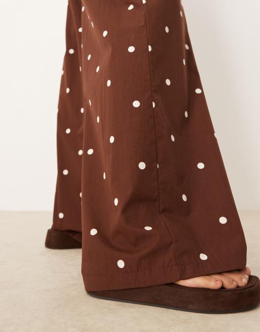 ASOS DESIGN - Pantaloni a fondo ampio color cioccolato a pois, 2 di 5