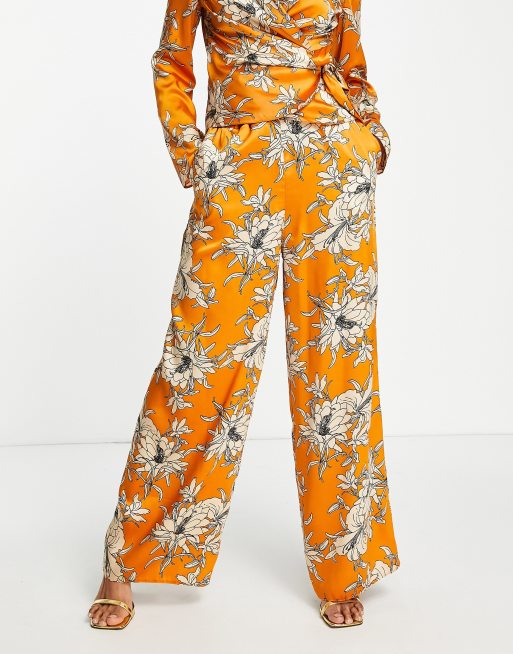 ASOS DESIGN - Pantaloni a fondo ampio in raso arancione a fiori in coordinato 