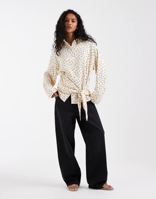 ASOS DESIGN - Pantaloni a fondo ampio in raso color latticello a pois in coordinato