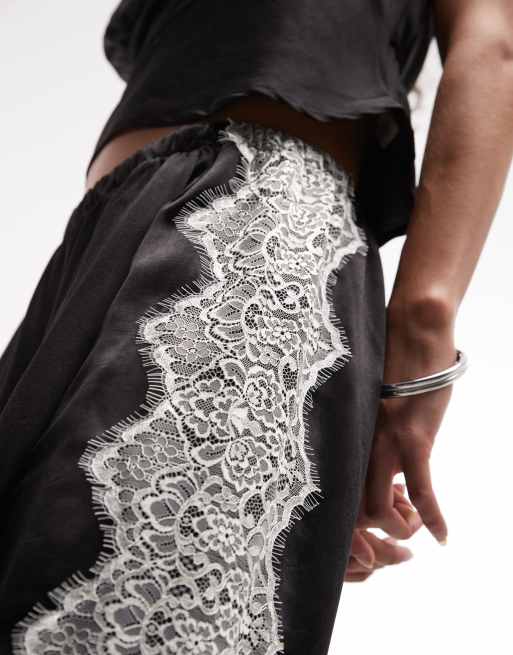 ASOS DESIGN - Pantaloni a fondo ampio in raso nero con pizzo, 4 di 5
