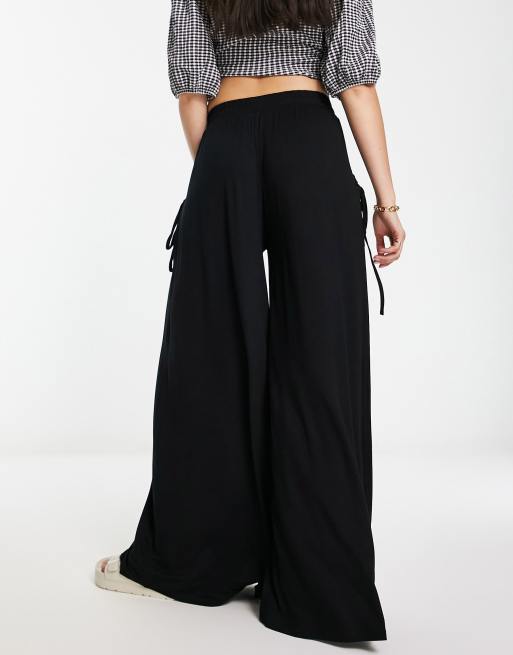 ASOS DESIGN - Pantaloni a fondo ampio neri con tasche e vita arricciata, 2 di 4