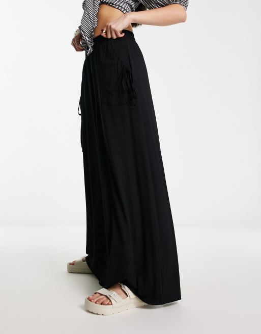 ASOS DESIGN - Pantaloni a fondo ampio neri con tasche e vita arricciata, 4 di 4