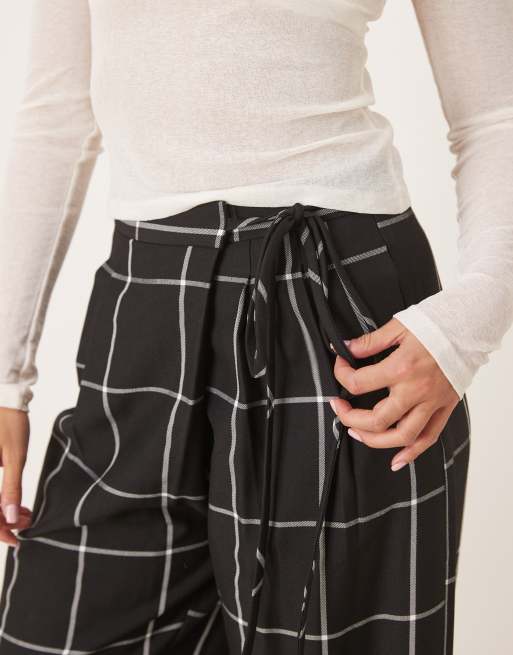 ASOS DESIGN - Pantaloni a fondo ampio neri e bianchi a quadri con allacciatura avvolgente, 4 di 5