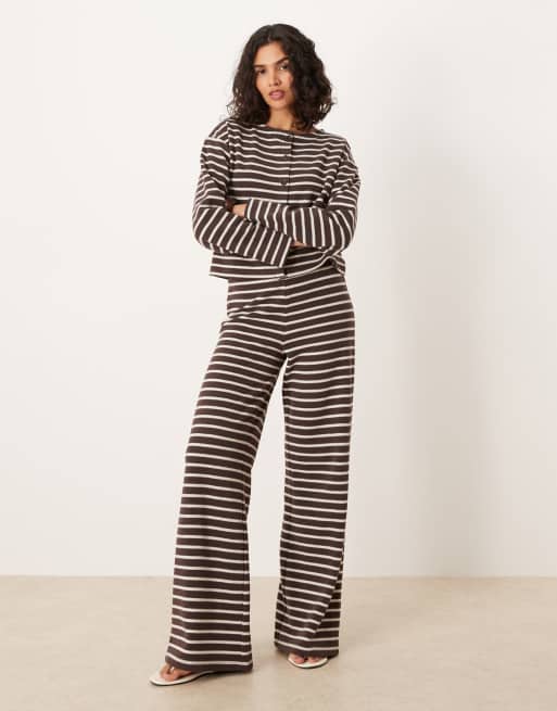 ASOS DESIGN - Pantaloni a fondo ampio spazzolati color cioccolato righe in coordinato
