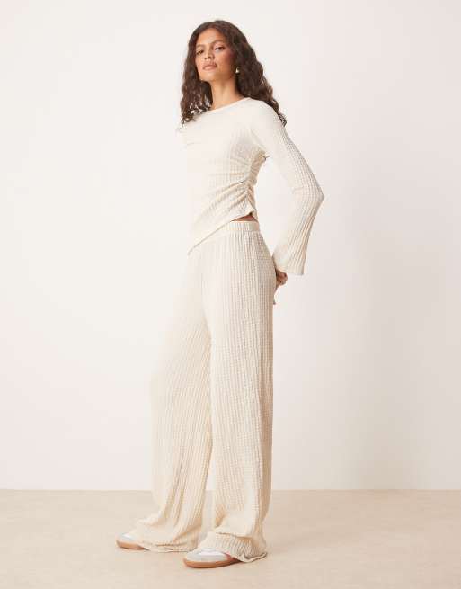 ASOS DESIGN - Pantaloni a fondo ampio testurizzati color crema in coordinato