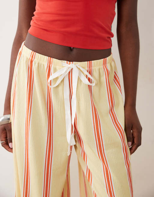 ASOS DESIGN - Pantaloni a fondo ampio testurizzati con coulisse e stampa gialla a righe, 3 di 5