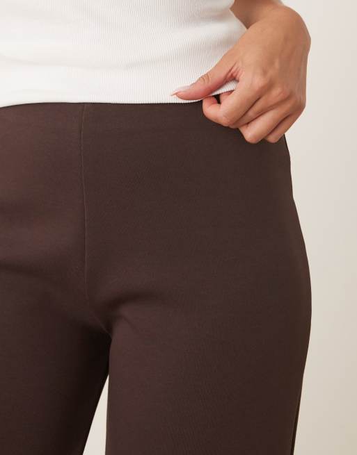ASOS DESIGN - Pantaloni a vita medio alta dritti in interlock marrone con cinturino sul retro, 5 di 5