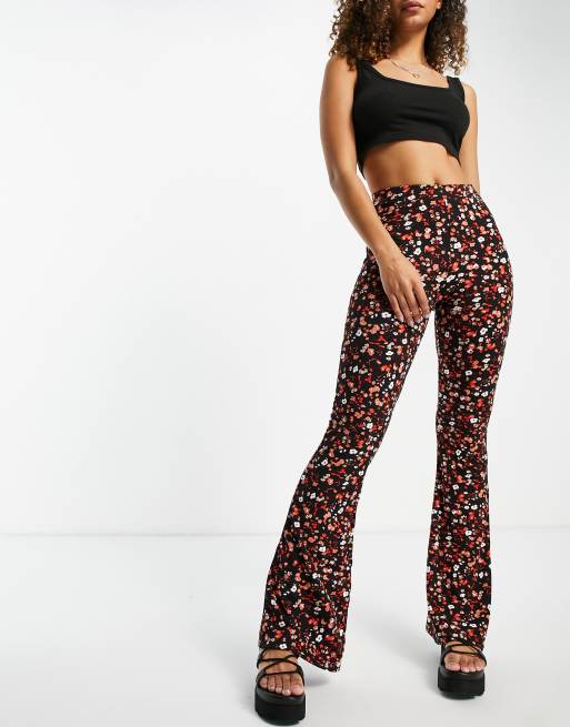 ASOS DESIGN - Pantaloni a zampa con stampa a fiorellini rossi