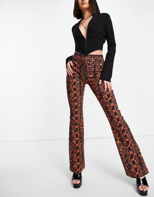 ASOS DESIGN - Pantaloni a zampa con stampa pitonata, multicolore