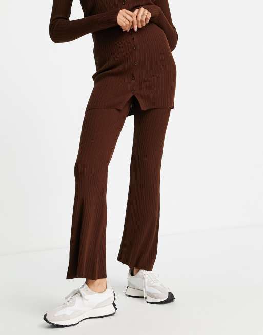 ASOS DESIGN - Pantaloni a zampa in maglia marrone a coste in coordinato