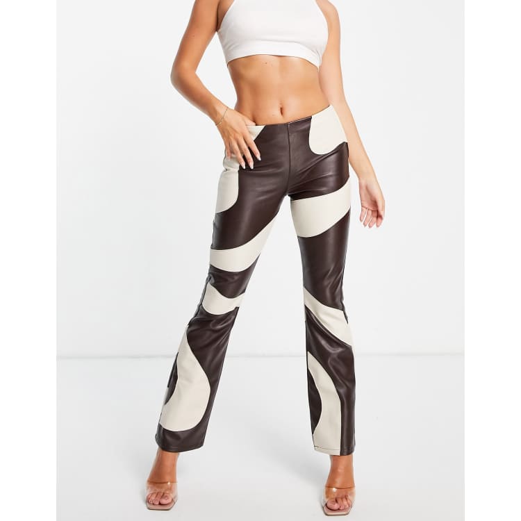 Pantaloni a zampa in pelle sintetica color cioccolato e crema con motivo astratto a contrasto Asos Donna Abbigliamento Pantaloni e jeans Pantaloni Leggings & Treggings 