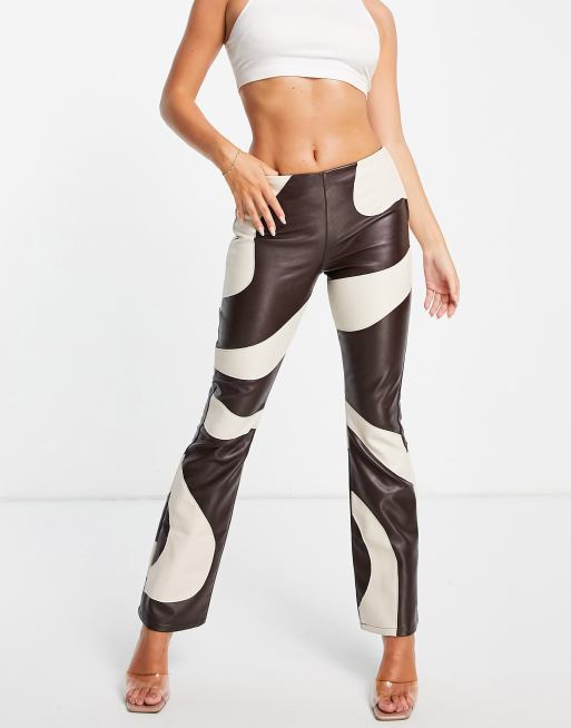 ASOS DESIGN - Pantaloni a zampa in pelle sintetica color cioccolato e crema con motivo astratto a contrasto